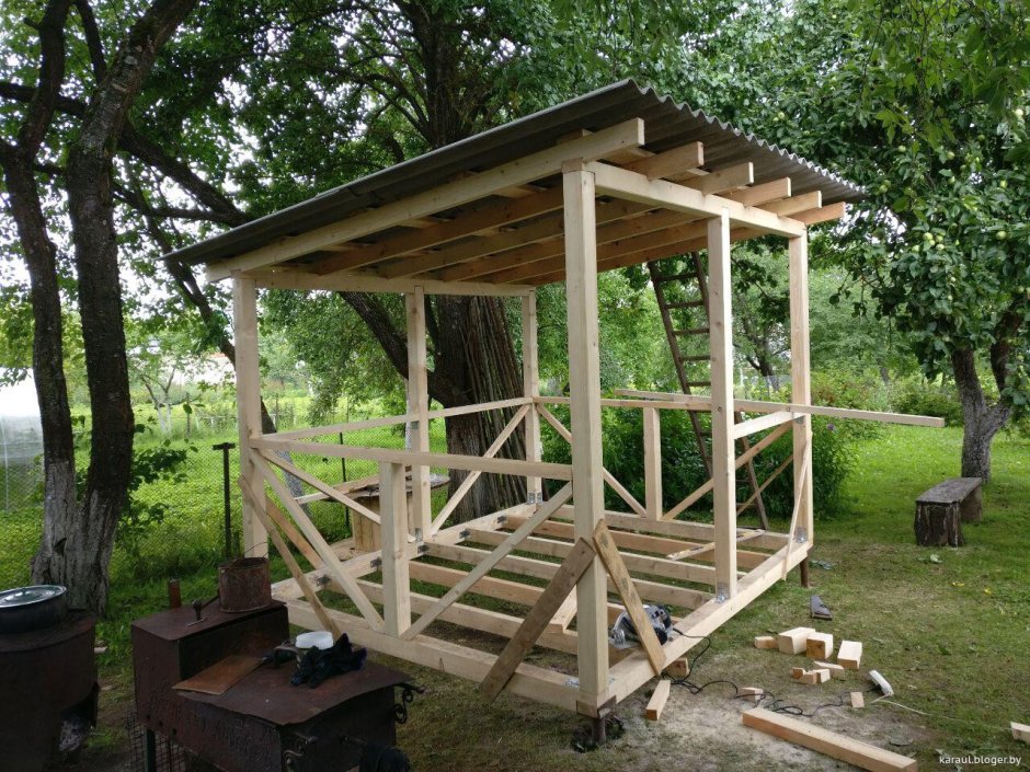 Навес с барбекю и зоной отдыха