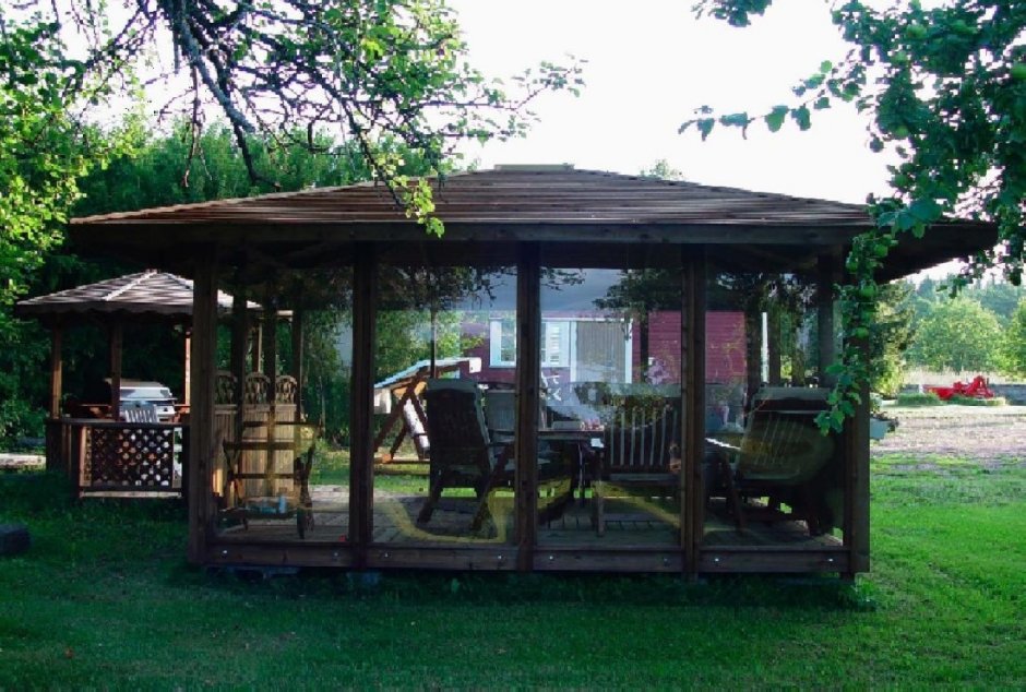 Беседка деревянная с человеком