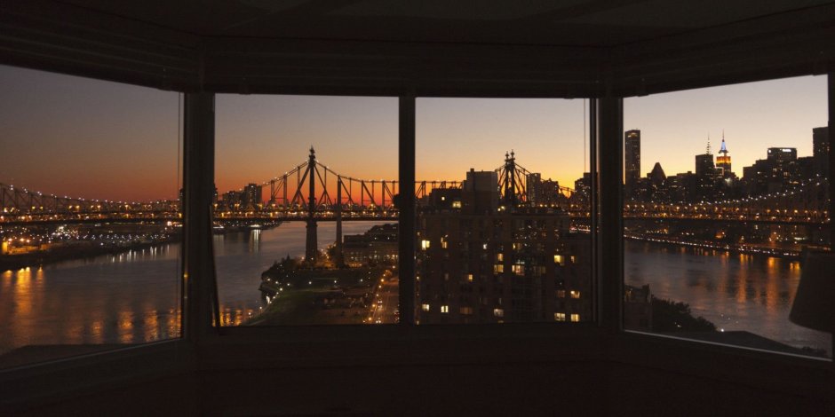 Панорамные окна с видом на ночной город