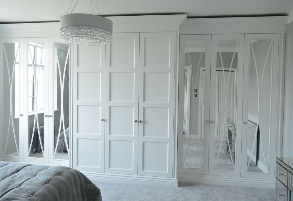 Белый шкаф в интерьере с распашными дверями