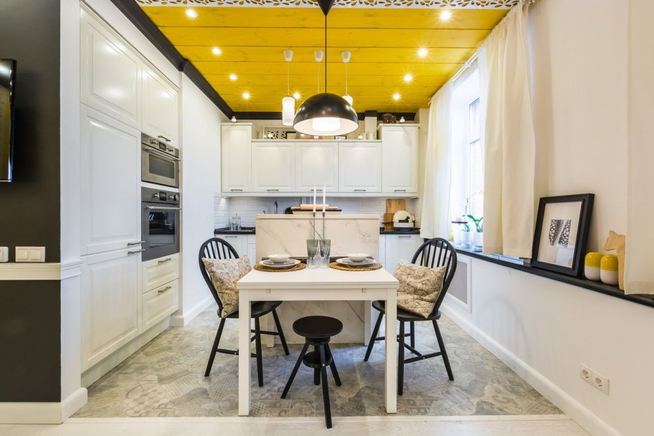Белая кухня с желтым потолком