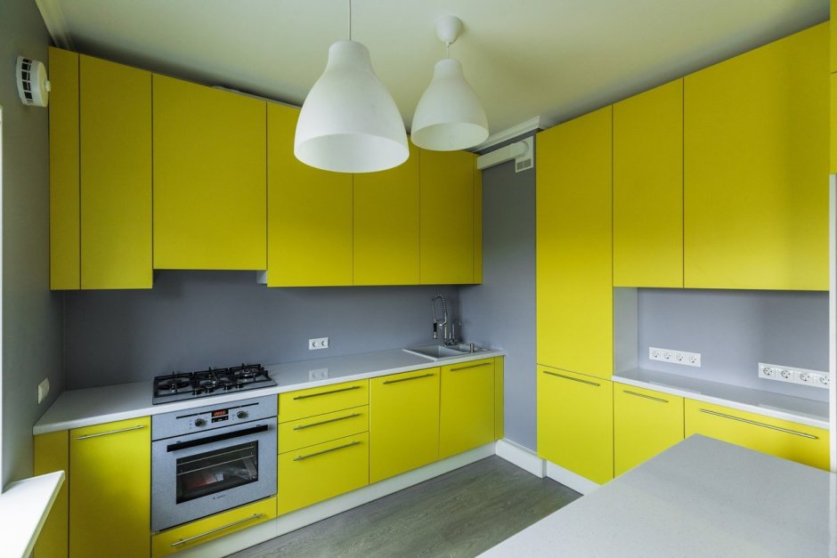 Кухня желтая с серым угловая