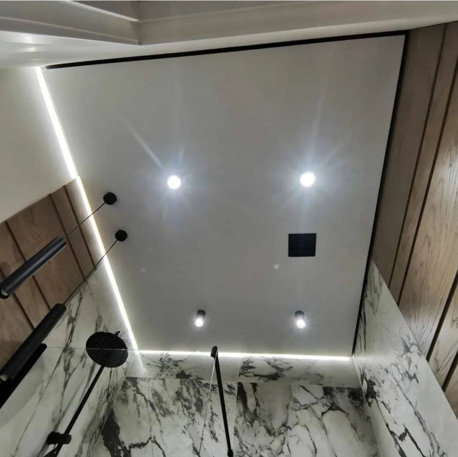 Натяжной потолок в ванную с подсветкой