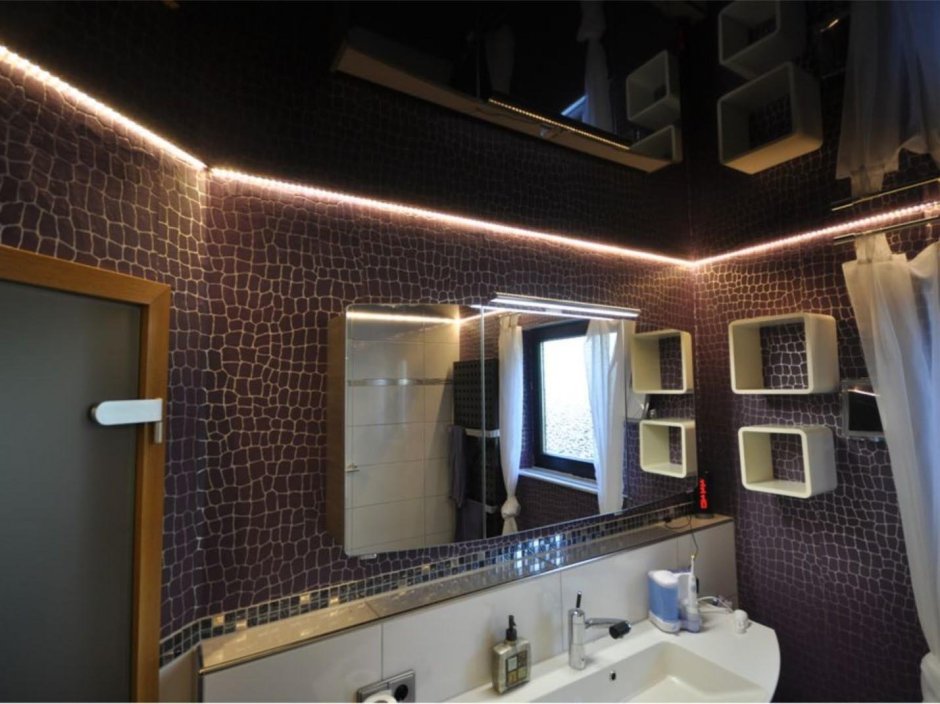 Натяжной потолок в ванной со светодиодной подсветкой