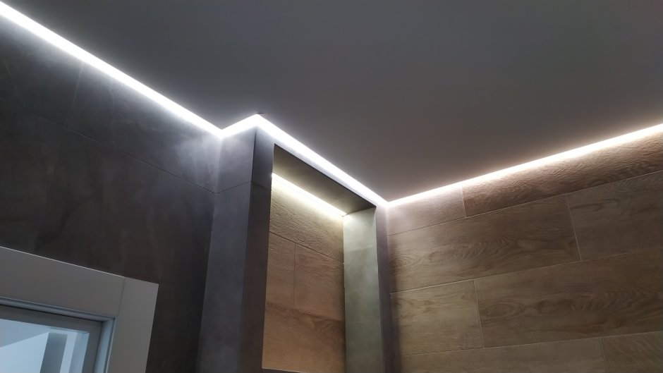 Парящий потолок натяжной с подсветкой в ванной