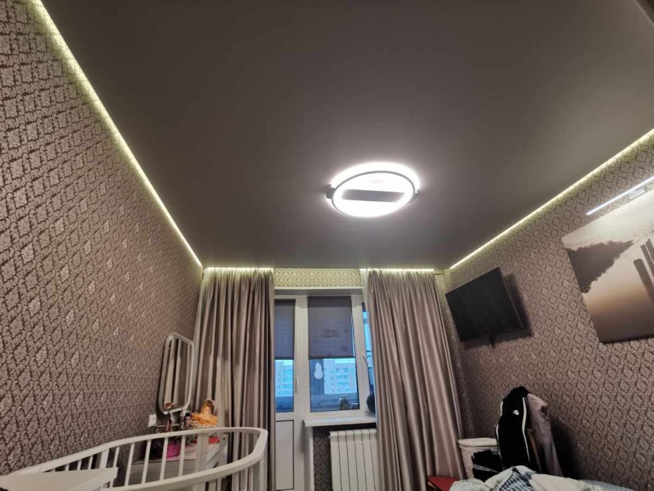 Парящий потолок со светильниками