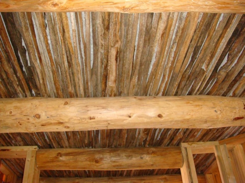 Потолок из необрезной доски
