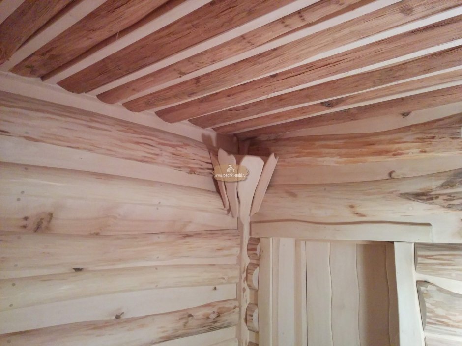 Обрезная доска в интерьере потолка