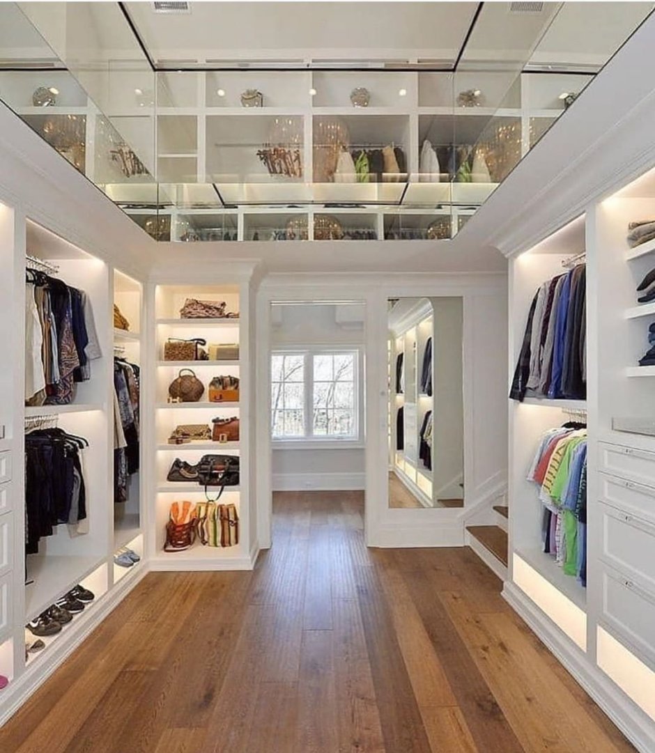 Огромная гардеробная комната