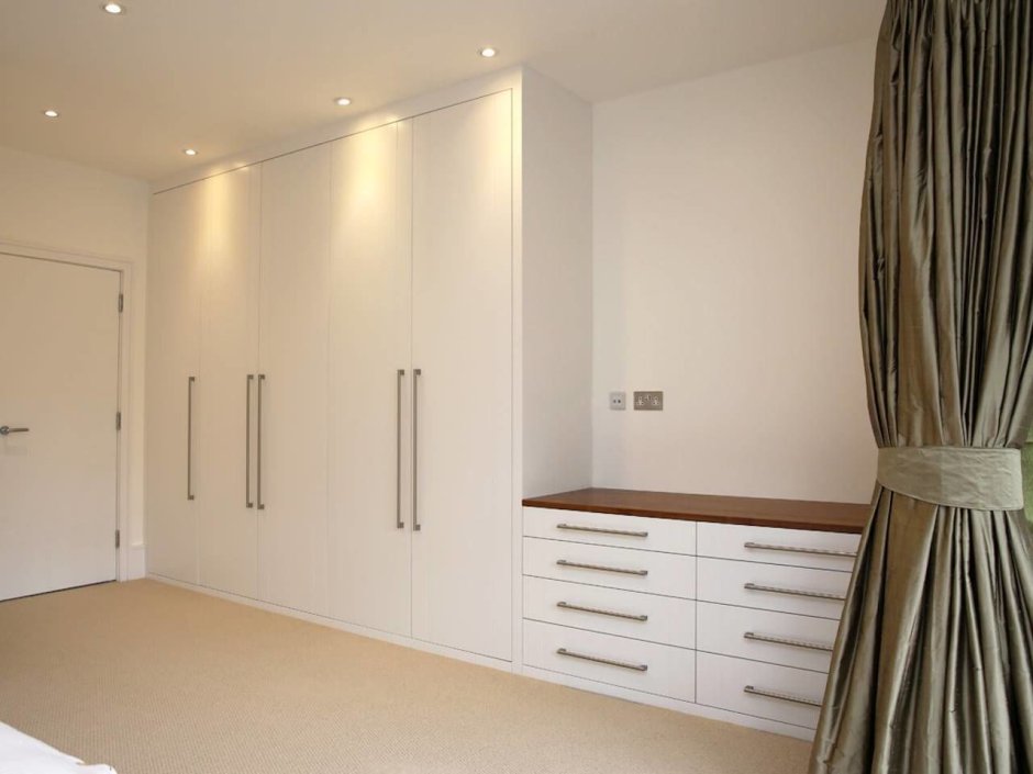 Шкаф до потолка в спальне