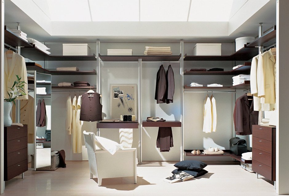 Гардеробная с высокими потолками