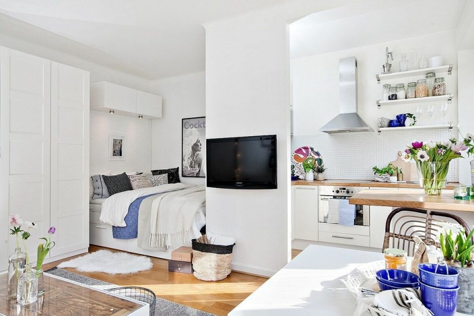 Кровать под потолком в студии