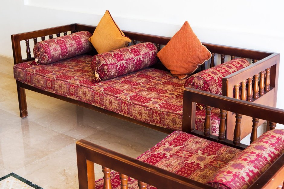 Турецкий диванчик заваленный подушками