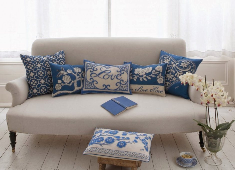 Синие подушки на диван