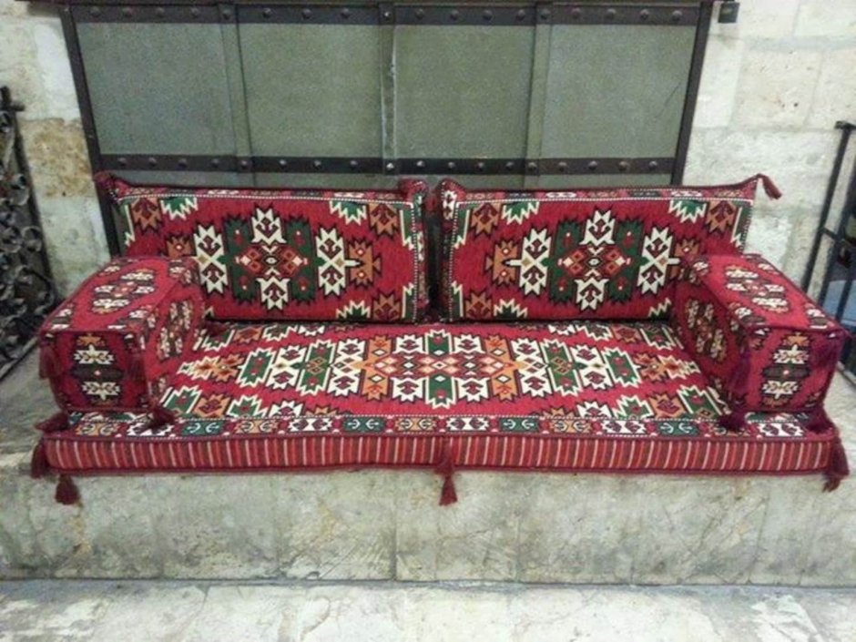 Диван в турецком стиле с подушками