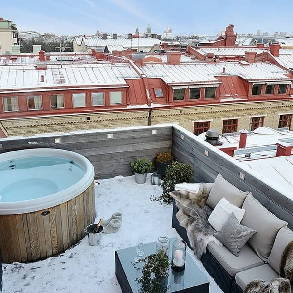 Терраса на крыше с джакузи