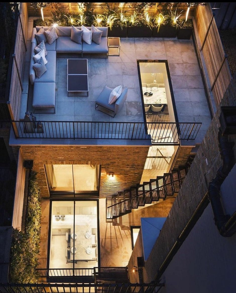 Двухэтажный дом с террасой на крыше