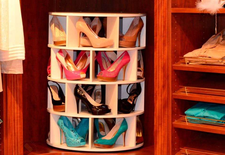 Крутящаяся стойка для обуви в гардеробной