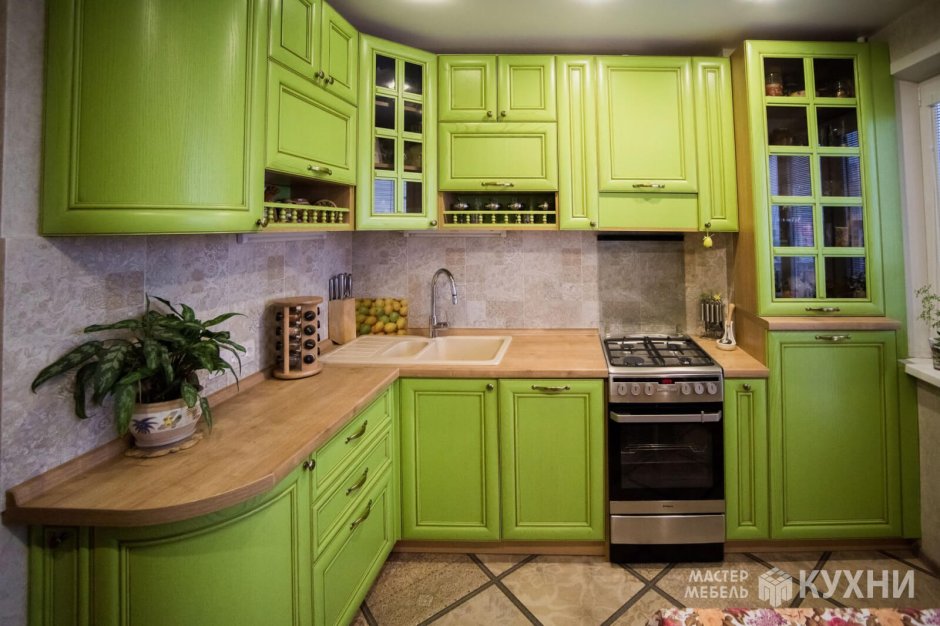 Кухня угловая оливкового цвета