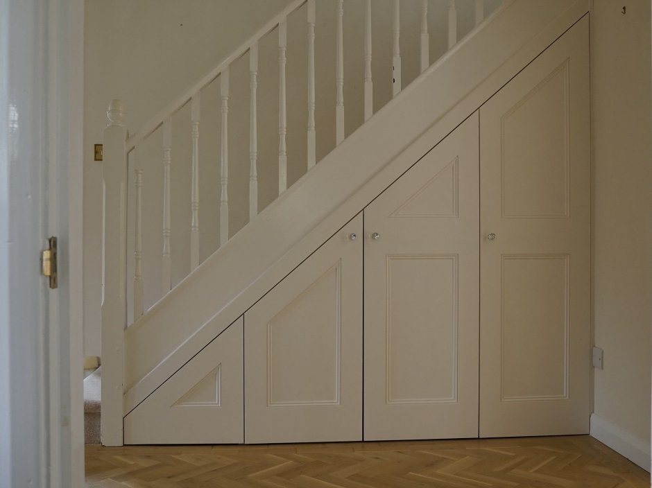 Дверки под лестницей