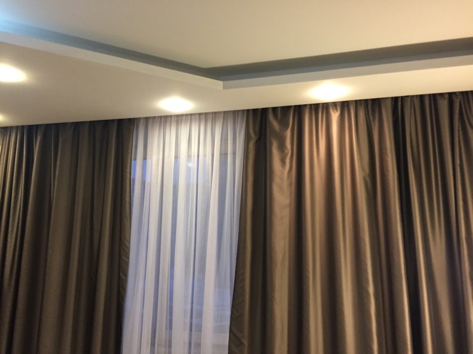 Натяжной потолок с встроенным карнизом для штор
