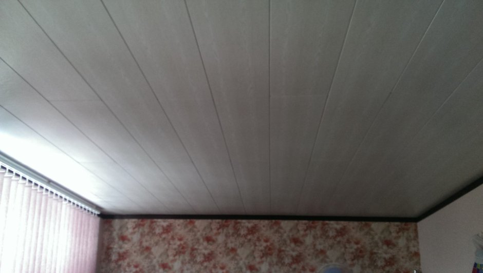 Пластиковые панели на потолок в комнату