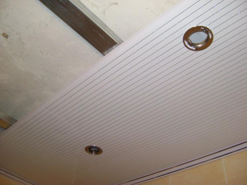 Подвесной потолок из пластиковых панелей