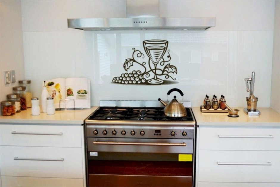 Фартук над плитой на кухне термоустойчивый