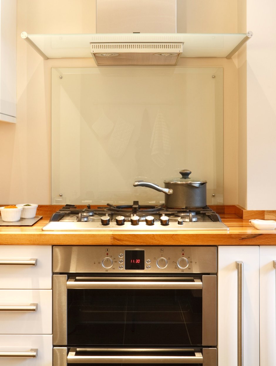 Стеклянная панель для кухни над варочной поверхностью
