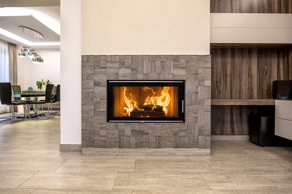 Камин с лицом