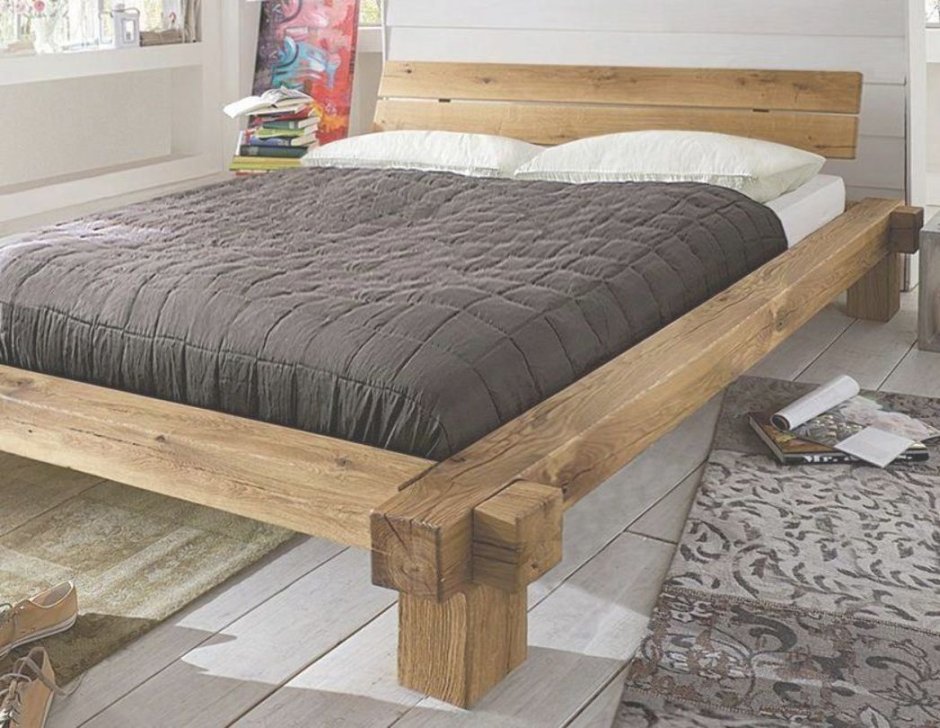 Матрас на деревянном каркасе для старой кровати