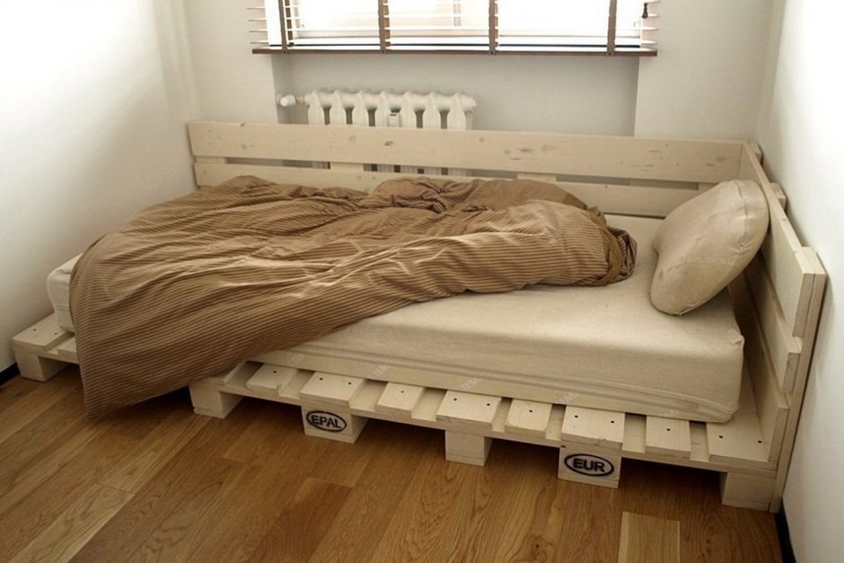 Кровать из поддонов односпальная