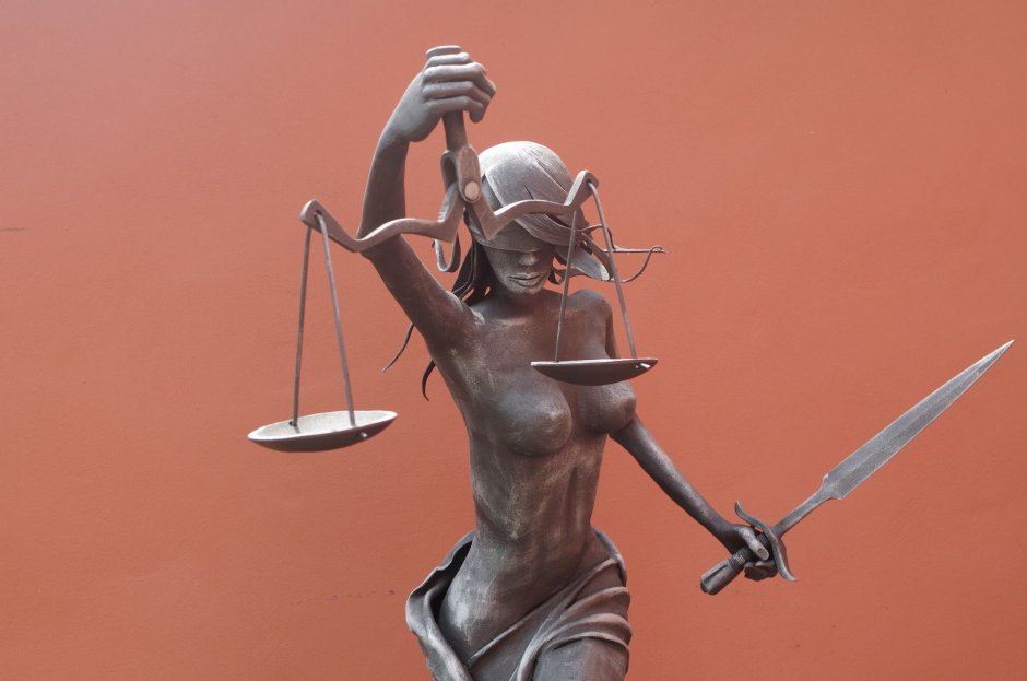 Картен сталь скульптура женщины