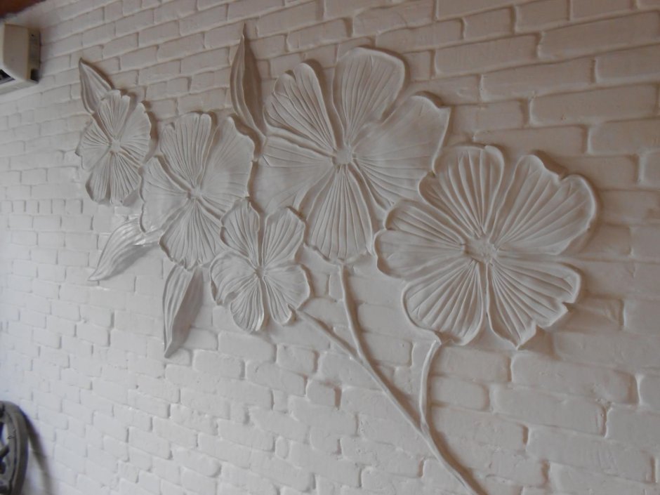 Цветы из гипса на стене в интерьере