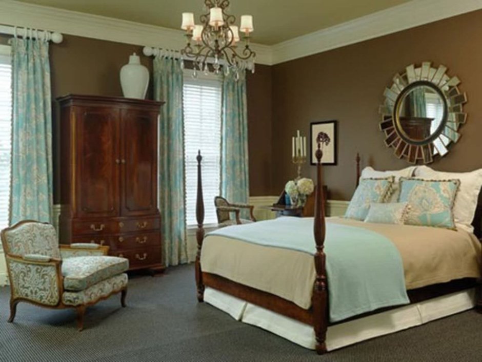 Голубая спальня с коричневой мебелью