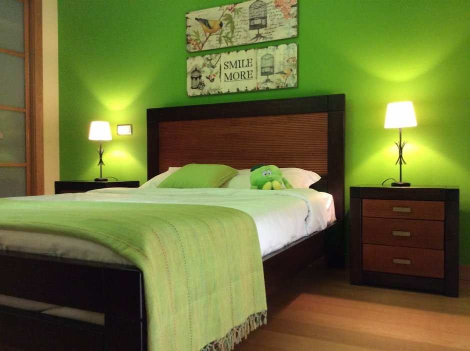 Спальня в зелено коричневом цвете