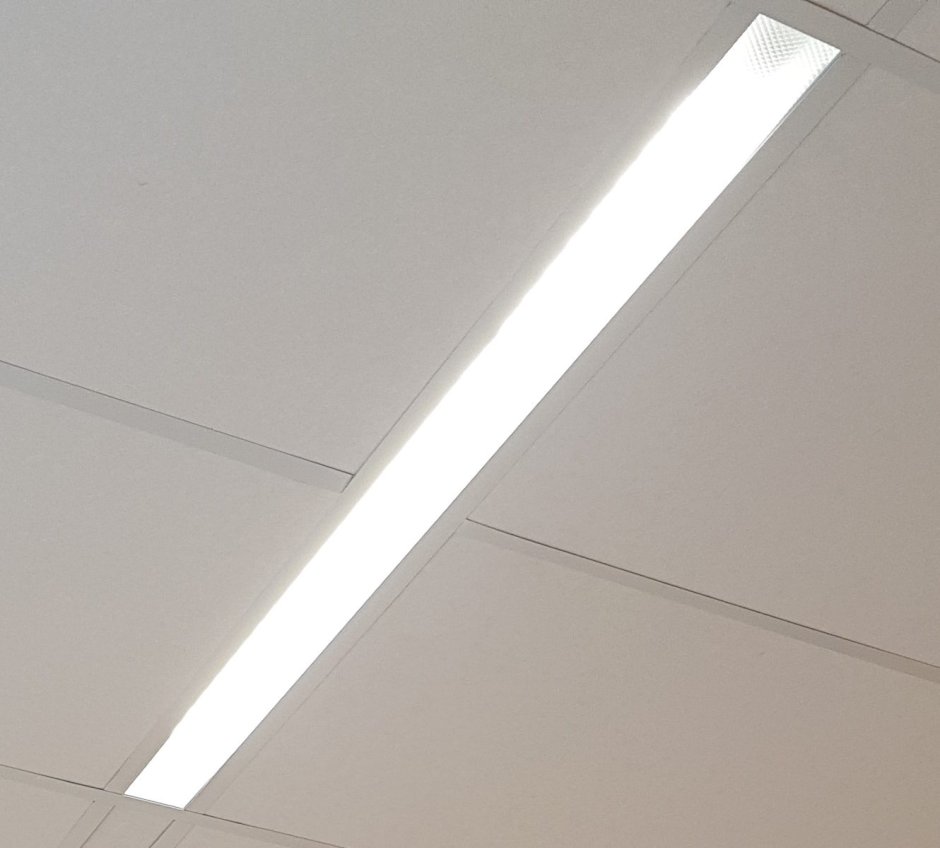 Монтаж светильника в реечный потолок