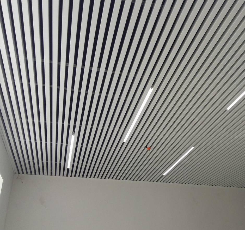 Потолок металлический реечный