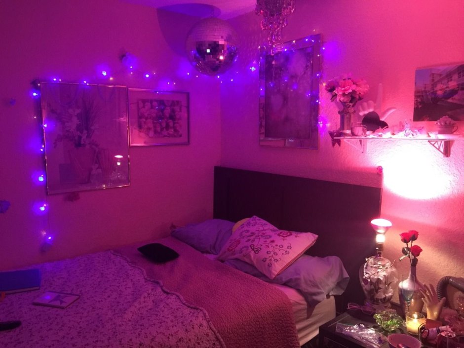 Комната с розовой подсветкой уютная