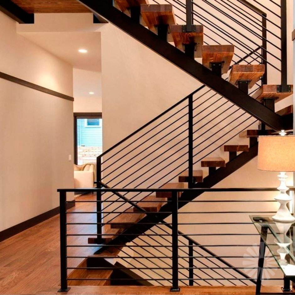 Металлическая лестница на чердак