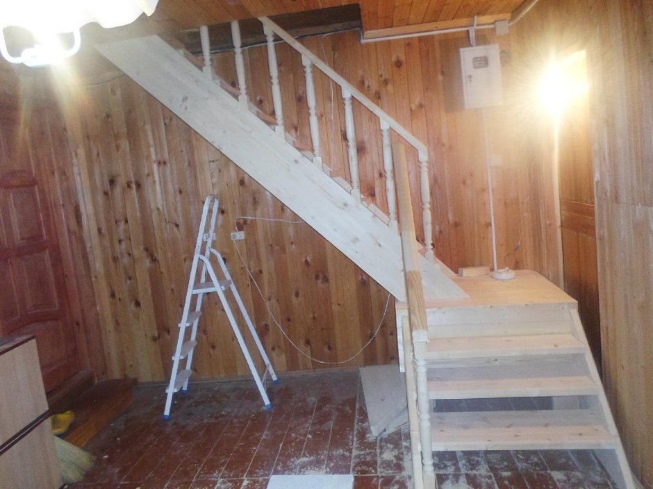 Монтаж деревянной лестницы на второй этаж