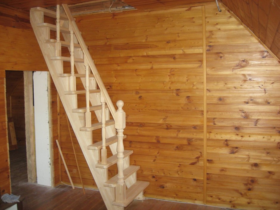 Деревянная лестница на мансарду