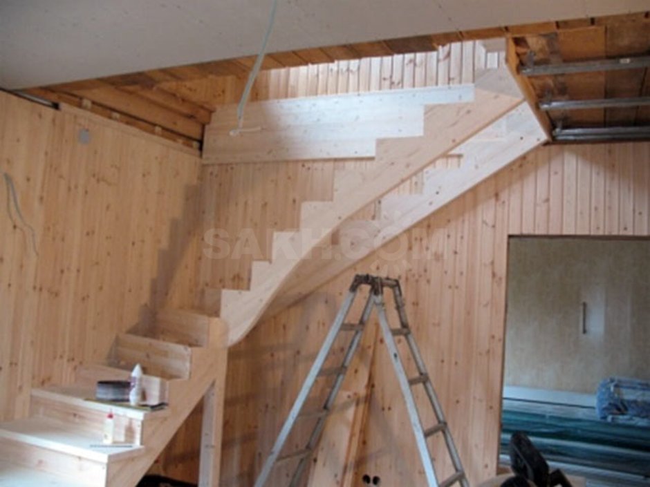 Лестница на второй этаж в частном доме с деревянным перекрытием