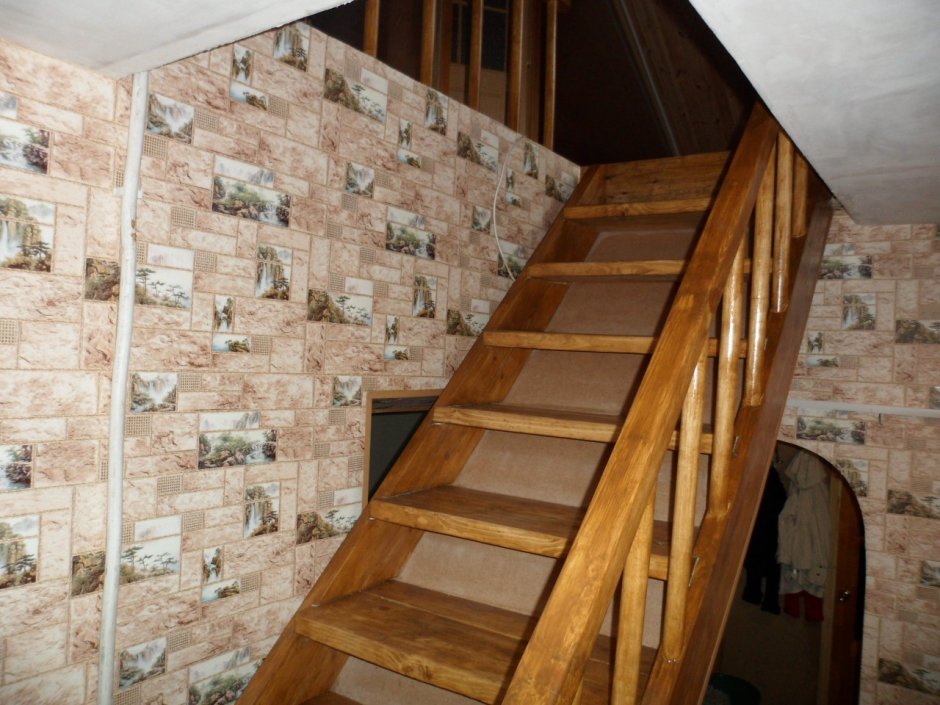Деревянная лестница на 2 этаж в кирпичном доме