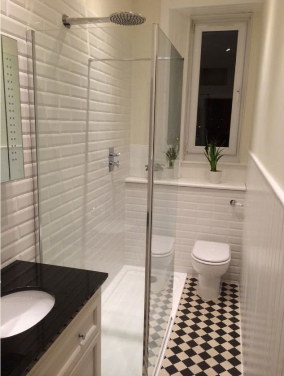 Маленькая душевая с туалетом