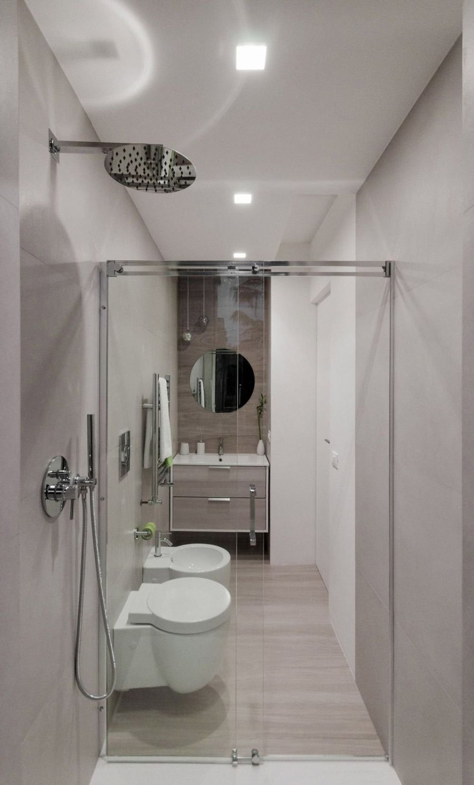 Маленькая душевая с туалетом