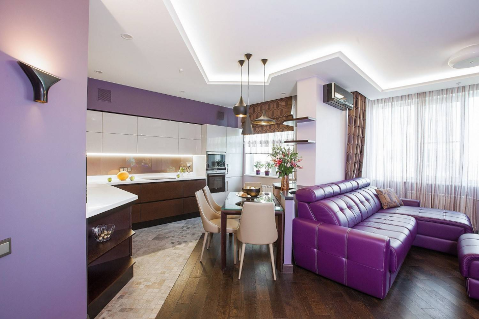 Фиолетовый диван на кухне в интерьере
