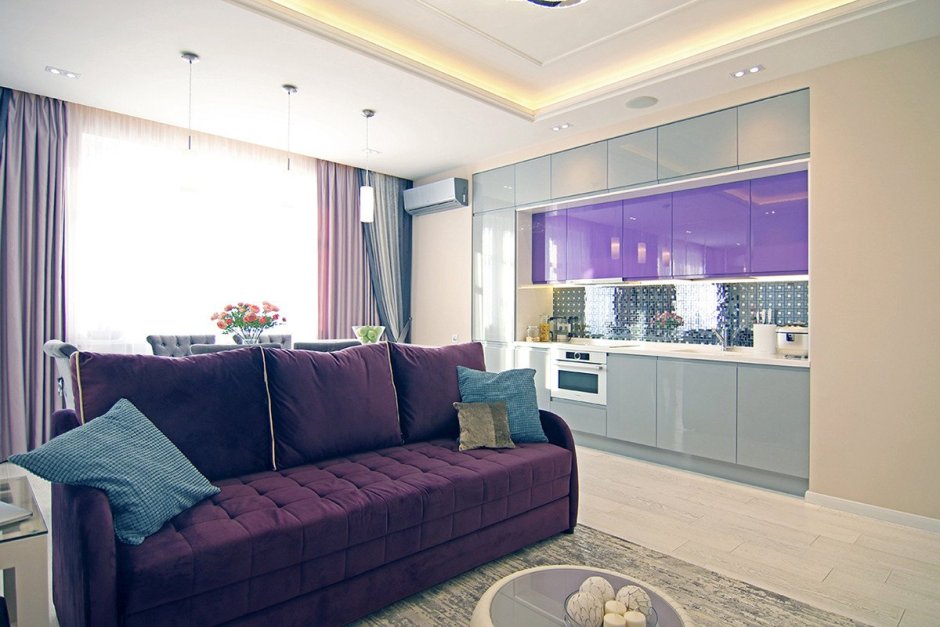 Кухня с фиолетовым диваном
