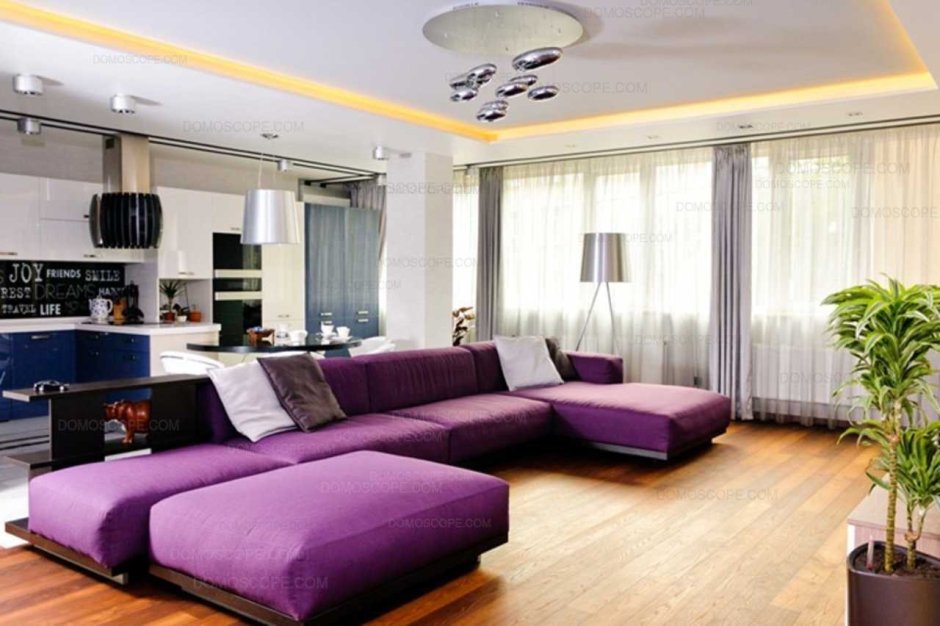 Сиреневый диван в интерьере в гостиной