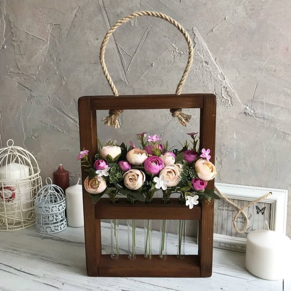 Цветы в деревянной рамке